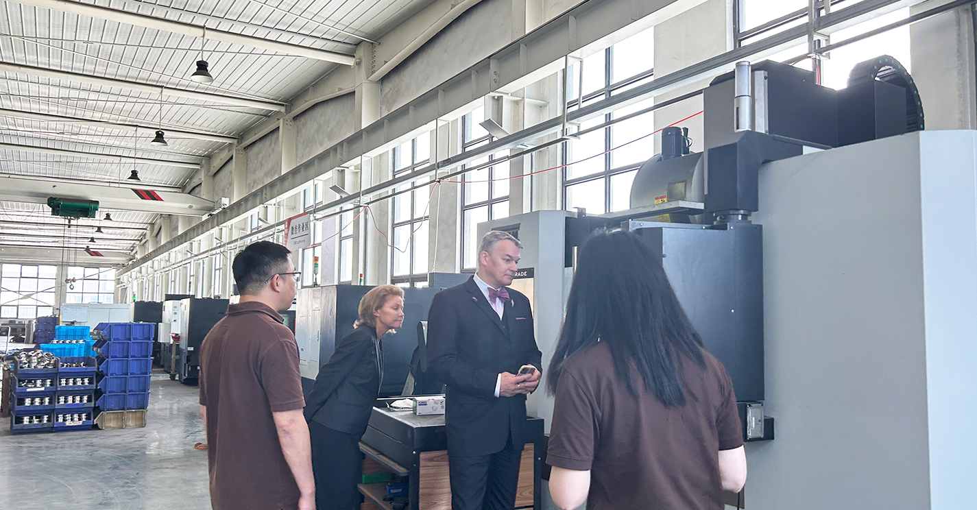 热烈欢迎瑞典客户参观我们的工厂 - DAEYOO