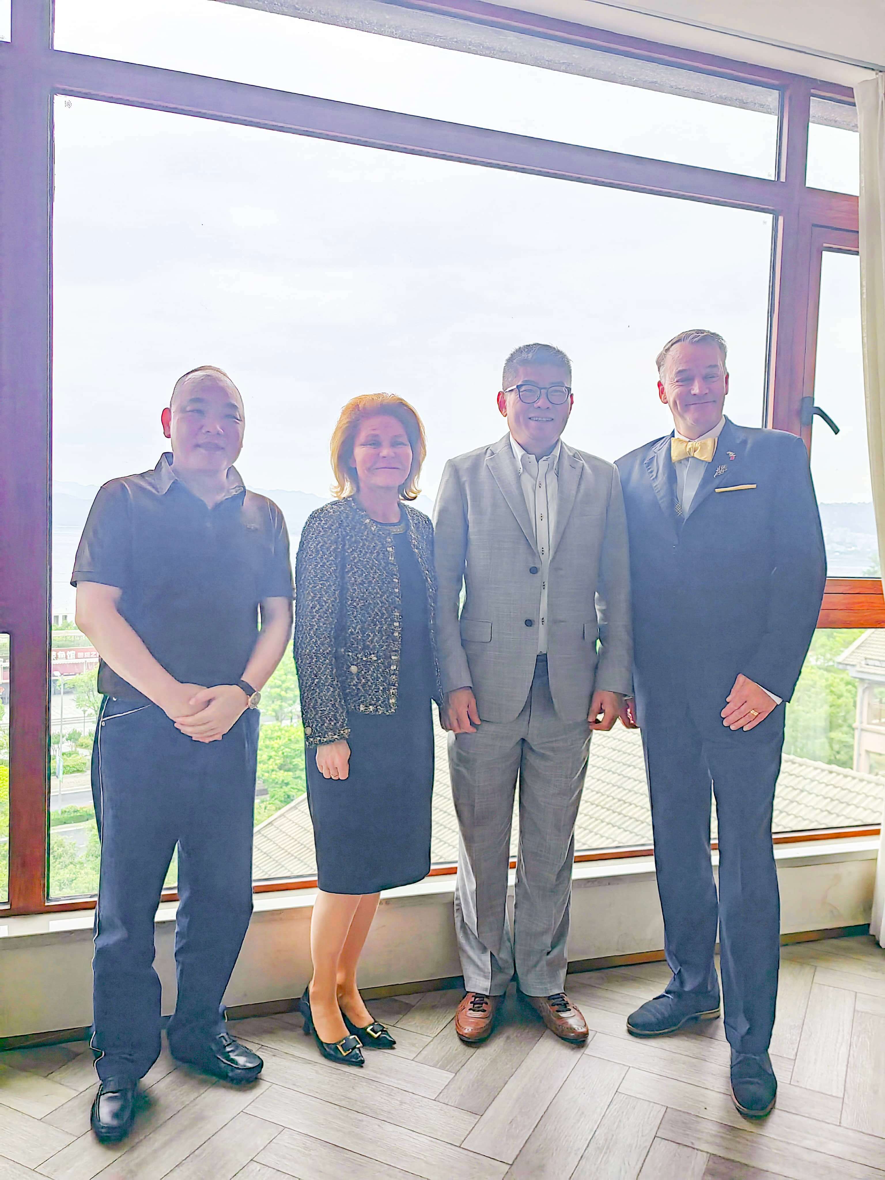 热烈欢迎瑞典客户来我厂参观考察